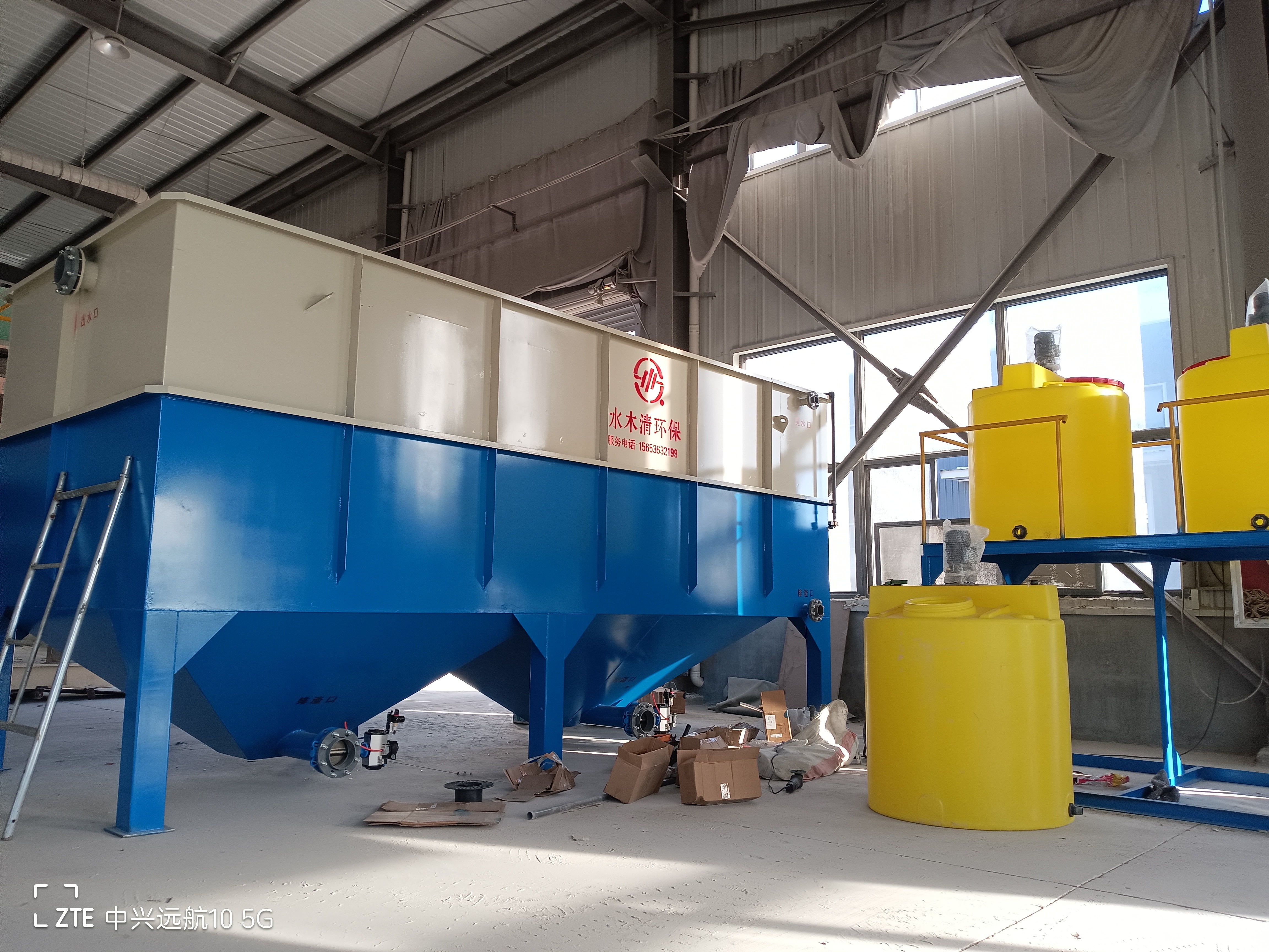 废旧玻璃洗濯废水处置惩罚装备装置现场.jpg
